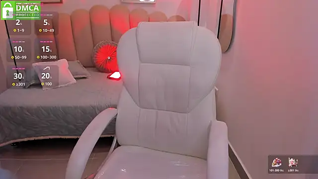 Karliie kloss  online show from November 28, 2025, 4:48 am