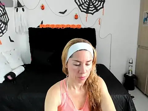 Snapshot of angie_blondies chatting on October 20, 2025, 2:39 pm angie blondies online show from October 20, 2025, 2:39 pm
