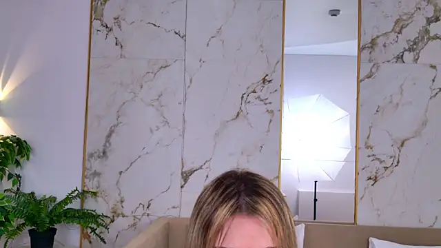 SweetyLicky online show from April 10, 2026, 3:28 pm