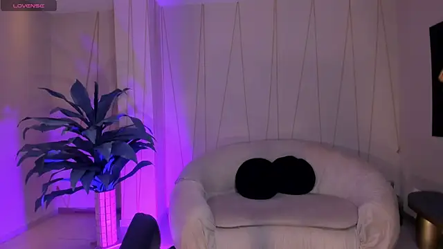 MiaLaurence online show from November 3, 2025, 11:55 am