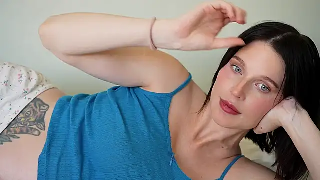 ellaa91 online show from April 25, 2026, 1:14 pm