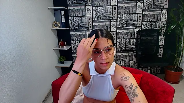 Snapshot of DanielaMonroe chatting on May 20, 2026, 9:54 pm DanielaMonroe online show from May 20, 2026, 9:54 pm