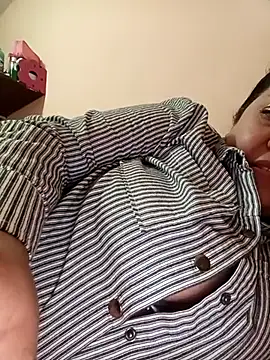 Snapshot of Caroomoom27 chatting on November 26, 2025, 3:18 am Caroomoom27 online show from November 26, 2025, 3:18 am