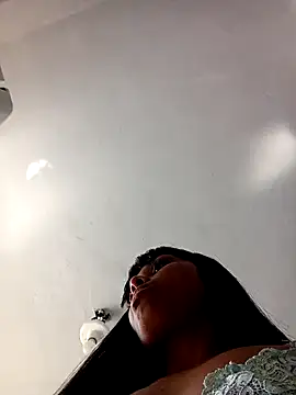 indiazinhabella27 online show from December 1, 2025, 5:18 pm