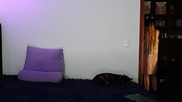 karlamoon23 online show from November 8, 2025, 8:51 pm