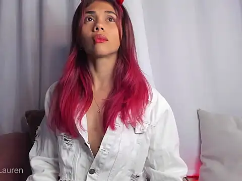 Snapshot of Laurenn_2 chatting on October 8, 2025, 3:15 am Laurenn 2 online show from October 8, 2025, 3:15 am