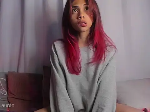 Snapshot of Laurenn_2 chatting on October 15, 2025, 5:07 am Laurenn 2 online show from October 15, 2025, 5:07 am