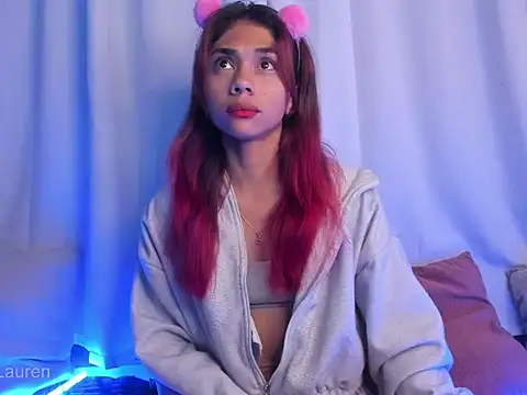 Snapshot of Laurenn_2 chatting on October 21, 2025, 3:40 am Laurenn 2 online show from October 21, 2025, 3:40 am