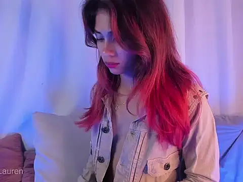 Snapshot of Laurenn_2 chatting on November 8, 2025, 3:29 am Laurenn 2 online show from November 8, 2025, 3:29 am