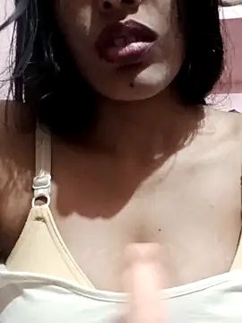 kaviyaponnu0987 online show from October 9, 2025, 9:24 pm