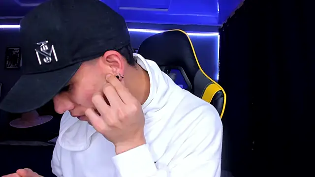 alexgiraldo   online show from September 28, 2025, 11:37 am