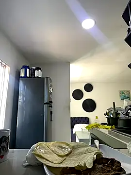 Samara Hadi  online show from December 18, 2025, 8:37 pm