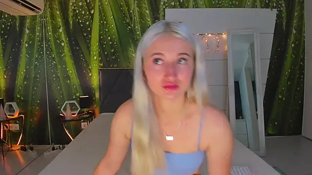 HollyTailors online show from September 24, 2025, 5:33 am