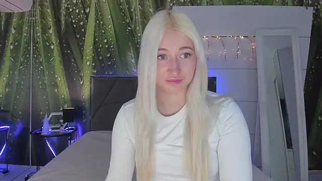 HollyTailors online show from March 18, 2026, 6:27 am