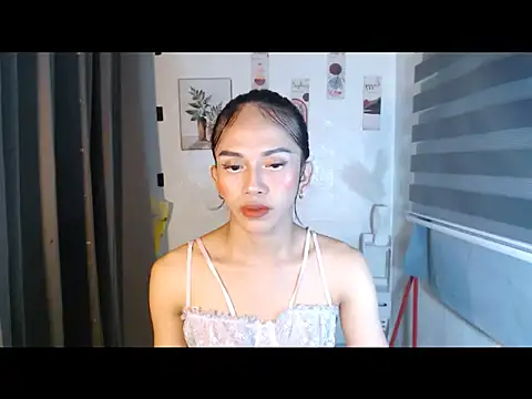 LauraSoHot online show from September 10, 2025, 1:22 pm