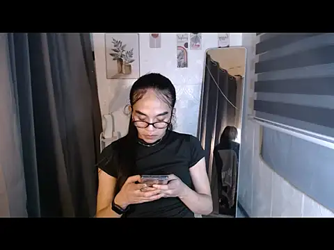 LauraSoHot online show from September 27, 2025, 7:57 am