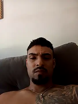 nnyzinho17 online show from December 18, 2025, 4:57 pm