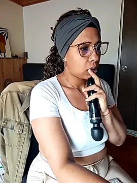 IVONNE COLLINS33 online show from November 26, 2025, 4:30 pm