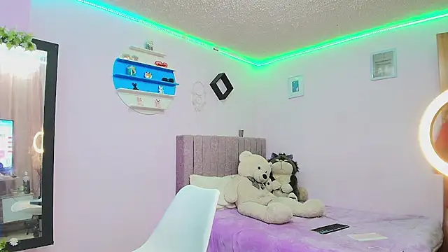 MiSofialeal online show from November 24, 2025, 5:56 pm