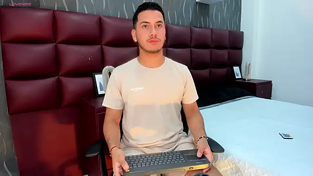 Axel grey  online show from September 12, 2025, 1:33 pm