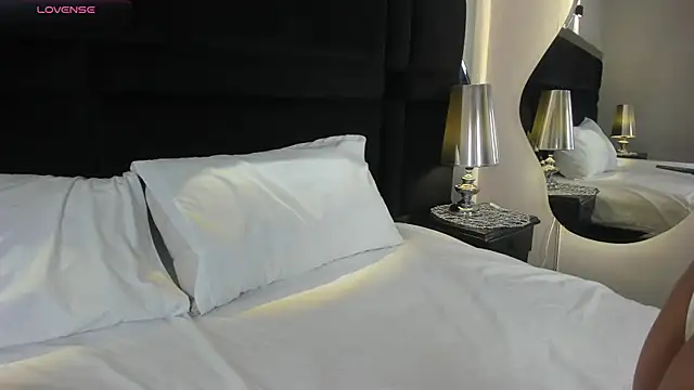 CarolineLee  online show from April 9, 2026, 10:37 pm