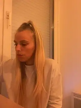 BrumeLove online show from June 5, 2026, 7:19 pm