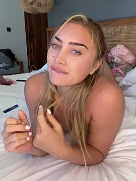 Snapshot of auriangel chatting on February 1, 2026, 11:58 pm auriangel online show from February 1, 2026, 11:58 pm