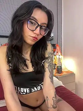 eviegothel  online show from October 30, 2025, 8:20 pm