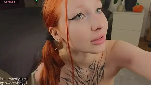 sweettykitty online show from May 11, 2026, 4:04 pm