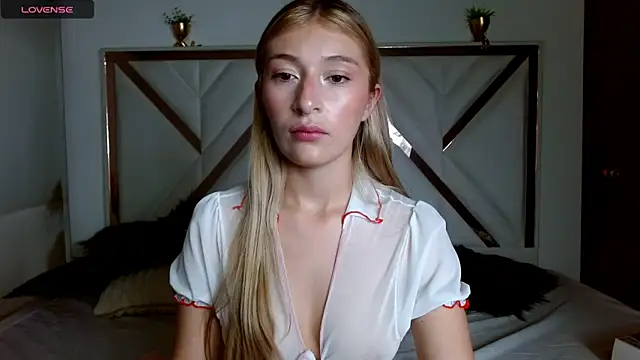 SophiaaLee online show from September 9, 2025, 10:42 pm