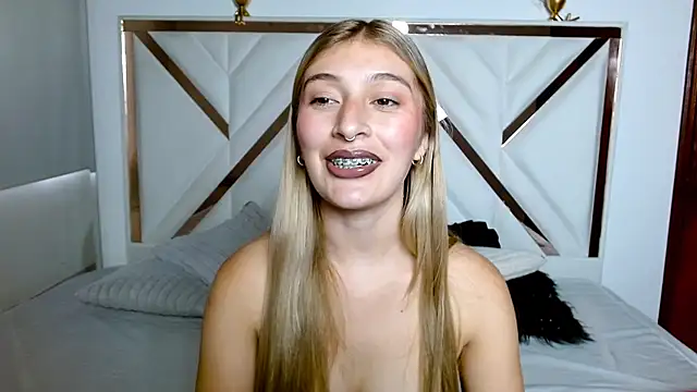 SophiaaLee online show from February 14, 2026, 9:44 pm