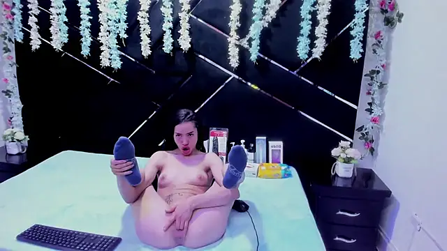 Nanis James online show from February 12, 2026, 3:23 am