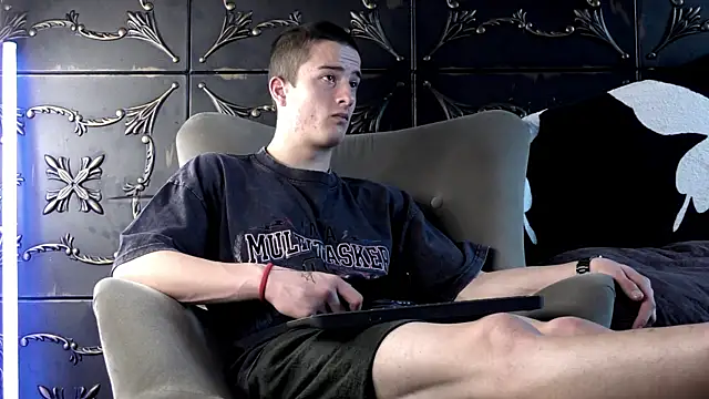 Snapshot of SirReed chatting on May 10, 2026, 5:01 am SirReed online show from May 10, 2026, 5:01 am