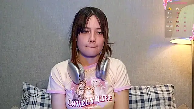 Honeey Beee online show from December 15, 2025, 4:33 pm