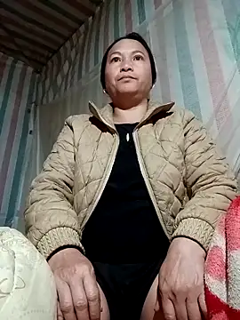 Snapshot of Love-Mama33 chatting on February 3, 2026, 11:32 pm Love-Mama33 online show from February 3, 2026, 11:32 pm