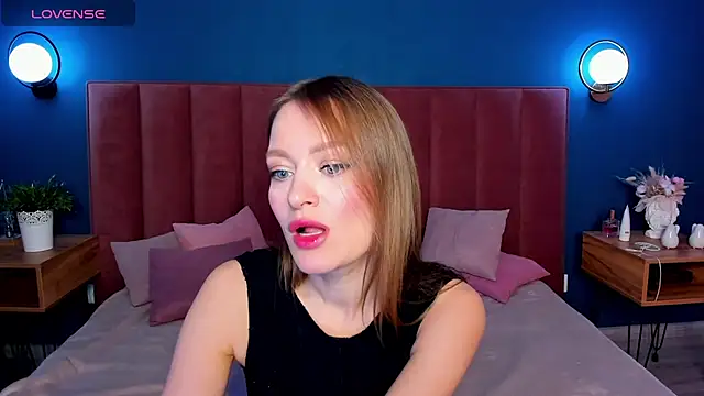 EvelynPoole online show from December 1, 2025, 1:32 am