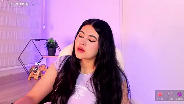 Emma  clark  online show from November 27, 2025, 12:51 pm