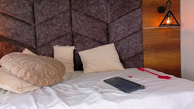 Nickifox   online show from November 28, 2025, 8:06 am