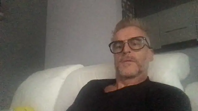 Axl hot online show from September 23, 2025, 4:21 pm