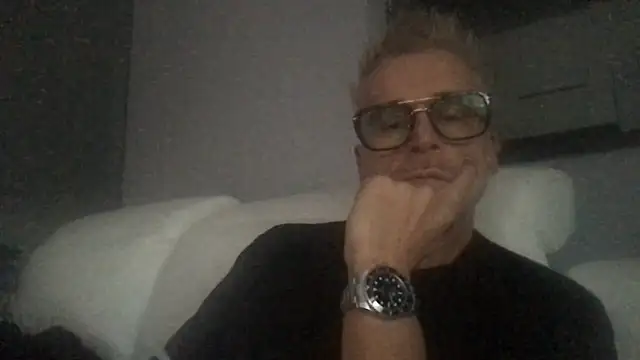 Axl hot online show from September 25, 2025, 4:43 pm