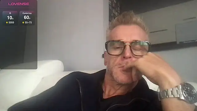 Axl hot online show from September 27, 2025, 12:32 pm