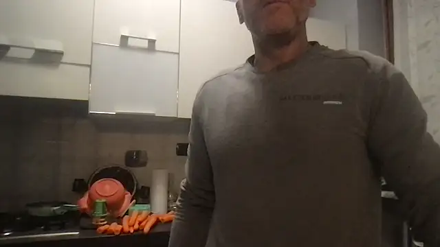 Axl hot online show from November 21, 2025, 4:38 pm