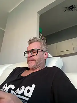 Axl hot online show from February 18, 2026, 11:17 am