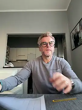 Axl hot online show from February 20, 2026, 9:21 am