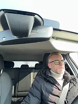 Axl hot online show from March 8, 2026, 9:13 am