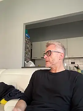 Axl hot online show from March 12, 2026, 11:49 am