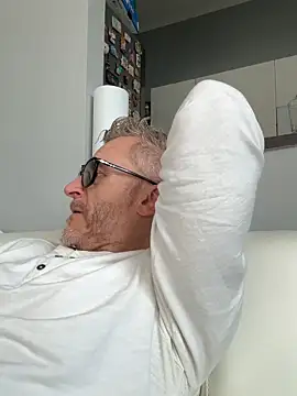 Axl hot online show from March 21, 2026, 1:37 pm