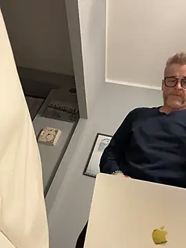 Axl hot online show from March 29, 2026, 1:38 am