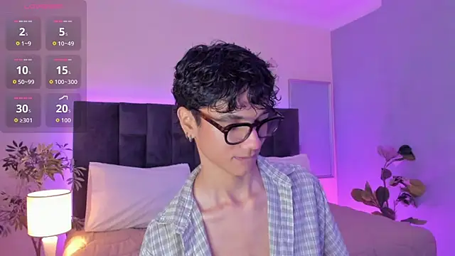 Phillicious   online show from December 1, 2025, 9:31 pm