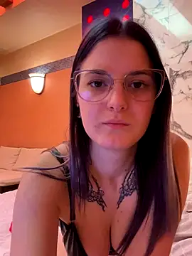 SuzyMiu online show from November 24, 2025, 11:10 am